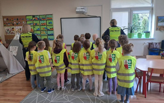 Bezpieczne przedszkolaki – spotkanie ze Strażniczkami Miejskimi