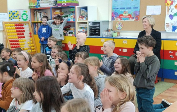 Magiczny początek weekendu. Iluzjonista zaczarował klasy 0 i 1
